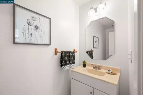 Bath - 1111 Crest Ridge Ln, Concord, CA 94521 photo 7 of 8