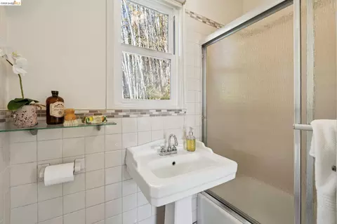 Bath - 1152-1156 Francisco St, Berkeley, CA 94702 photo 6 of 6