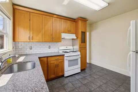 Kitchen - 1152 Francisco St, Berkeley, CA 94702 photo 7 of 9