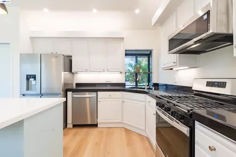 Kitchen - 1057 Topsail Dr, Vallejo, CA 94591 photo 2 of 5