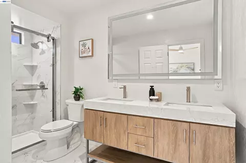 Bath - 1057 Topsail Dr, Vallejo, CA 94591 photo 5 of 6
