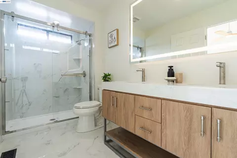 Bath - 1057 Topsail Dr, Vallejo, CA 94591 photo 1 of 6