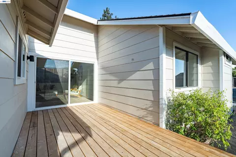 Exterior - 1057 Topsail Dr, Vallejo, CA 94591 photo 7 of 11