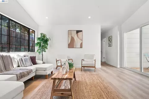Living - 1057 Topsail Dr, Vallejo, CA 94591 photo 6 of 10