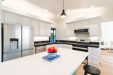 Kitchen - 1057 Topsail Dr, Vallejo, CA 94591 photo 3 of 5