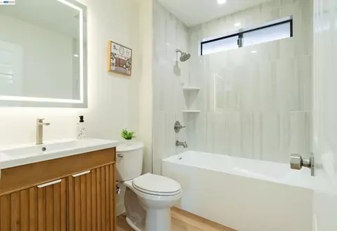 Bath - 1057 Topsail Dr, Vallejo, CA 94591 photo 2 of 6