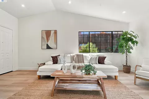 Living - 1057 Topsail Dr, Vallejo, CA 94591 photo 8 of 10