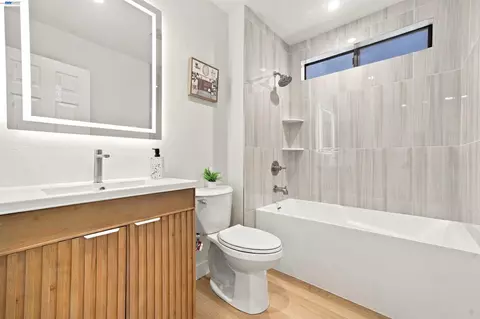 Bath - 1057 Topsail Dr, Vallejo, CA 94591 photo 4 of 6