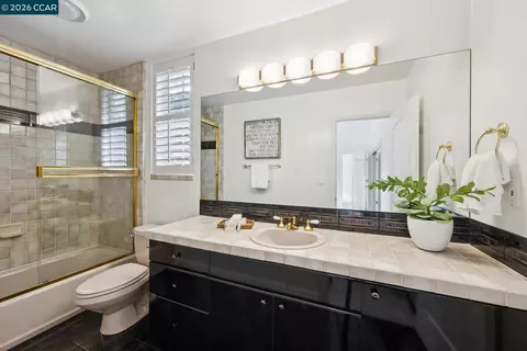 Bath - 2 Reliez Manor Ct, Lafayette, CA 94549 photo 2 of 3