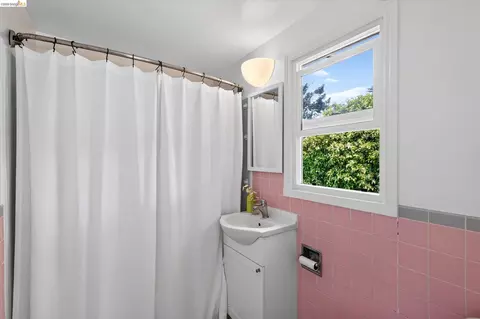 Bath - 136 Craven St, Vallejo, CA 94590 photo 1 of 1