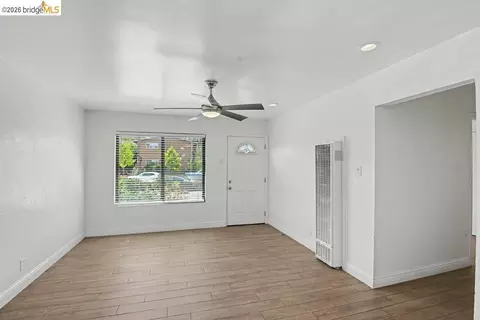 Living - 828 Grant St, Vallejo, CA 94590 photo 2 of 5