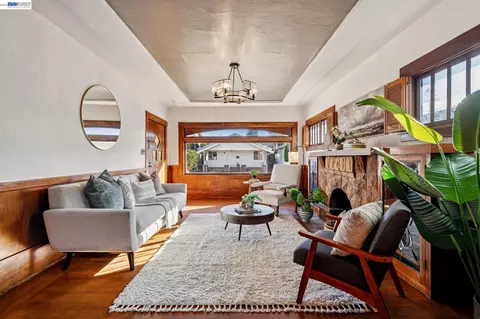 Living - 2515 Noble Ave, Alameda, CA 94501 photo 2 of 2