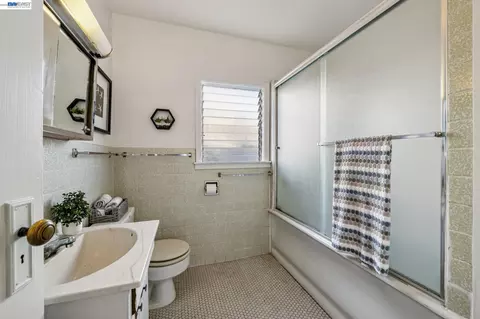 Bath - 2515 Noble Ave, Alameda, CA 94501 photo 1 of 1
