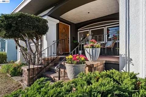 Exterior - 2515 Noble Ave, Alameda, CA 94501 photo 2 of 7