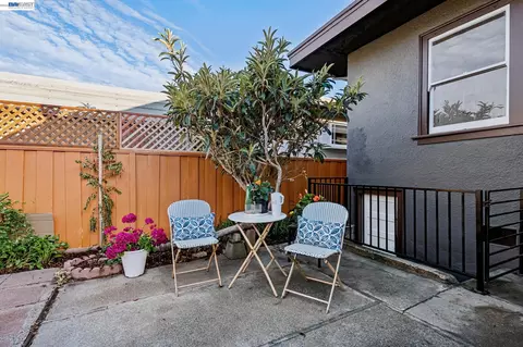 Exterior - 2515 Noble Ave, Alameda, CA 94501 photo 6 of 7