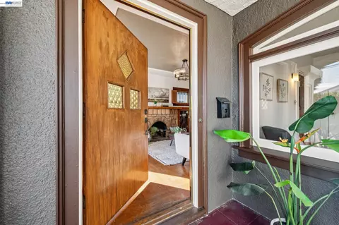 Entry Way - 2515 Noble Ave, Alameda, CA 94501 photo 1 of 1