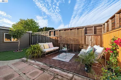 Exterior - 2515 Noble Ave, Alameda, CA 94501 photo 5 of 7