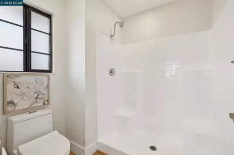 Bath - 4966 Bayleaf Ct, Martinez, CA 94553 photo 7 of 9