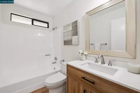 Bath - 4966 Bayleaf Ct, Martinez, CA 94553 photo 8 of 9