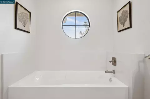Bath - 4966 Bayleaf Ct, Martinez, CA 94553 photo 5 of 9
