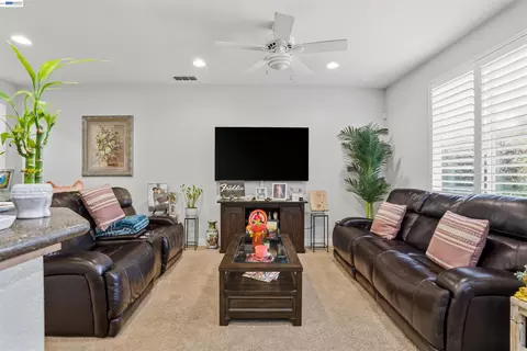 2336 Shadow Berry Dr, Manteca, CA 95336 photo 4