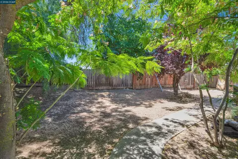 Exterior - 400 Devon Ct, Oakley, CA 94561 photo 3 of 8