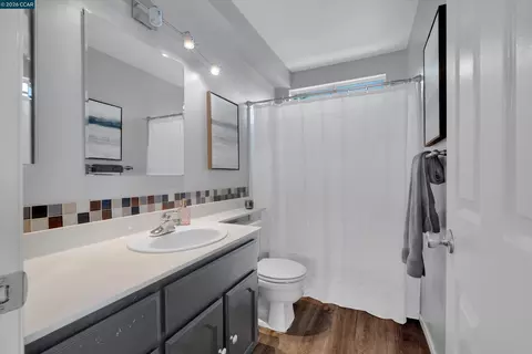 Bath - 400 Devon Ct, Oakley, CA 94561 photo 2 of 4
