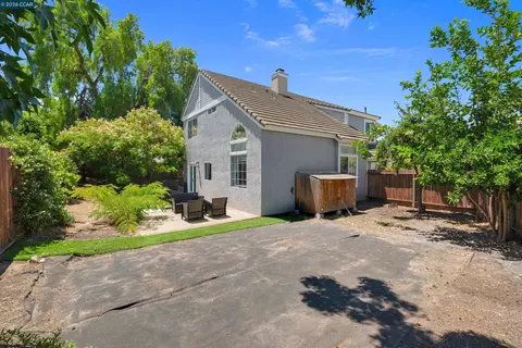 Exterior - 400 Devon Ct, Oakley, CA 94561 photo 2 of 8