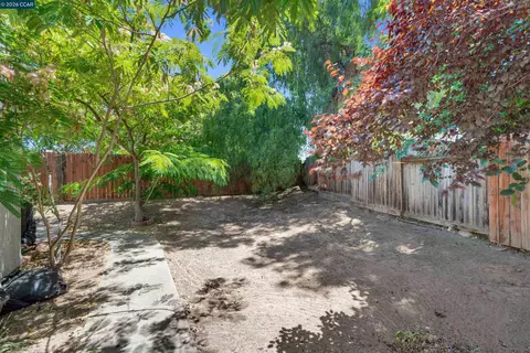 Exterior - 400 Devon Ct, Oakley, CA 94561 photo 5 of 8