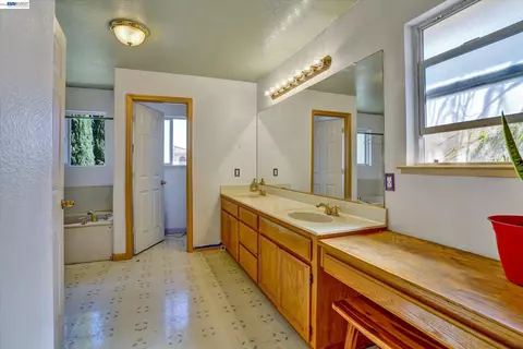 Bath - 2257 Octavia Ct, Tracy, CA 95377 photo 3 of 4