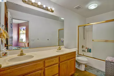 Bath - 2257 Octavia Ct, Tracy, CA 95377 photo 2 of 4