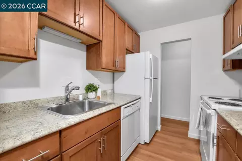 Kitchen - 1660 Laguna St #B, Concord, CA 94520 photo 2 of 3