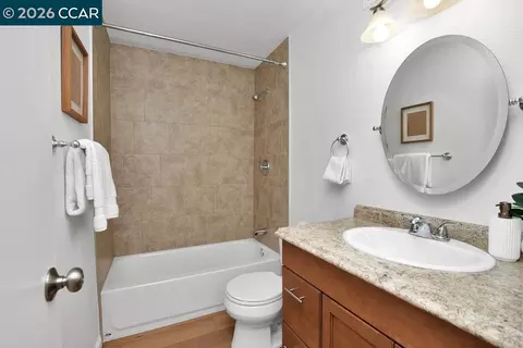 Bath - 1660 Laguna St #B, Concord, CA 94520 photo 1 of 1