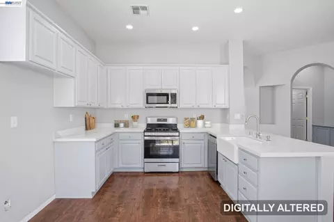 Kitchen - 947 Forecast Ln, Tracy, CA 95377 photo 3 of 4