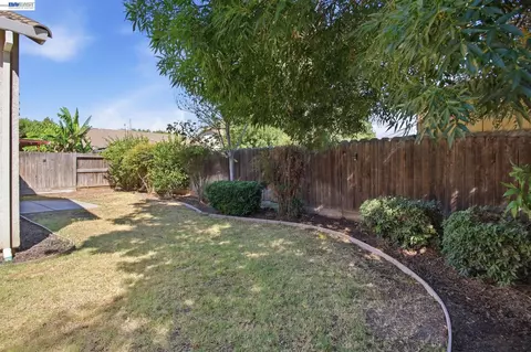 Exterior - 947 Forecast Ln, Tracy, CA 95377 photo 2 of 4