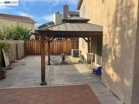 Exterior - 578 W 4th St, Tracy, CA 95376 photo 5 of 7