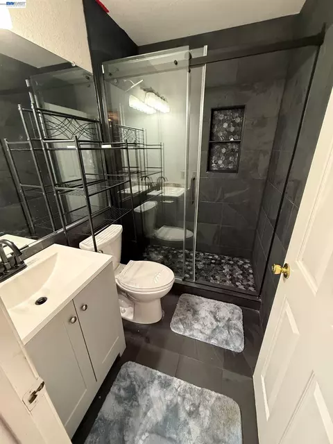 Bath - 578 W 4th St, Tracy, CA 95376 photo 3 of 4
