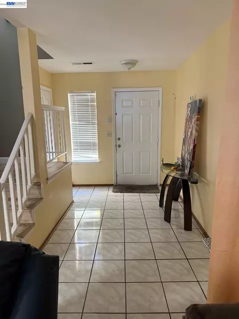 Entry Way - 578 W 4th St, Tracy, CA 95376 photo 1 of 3