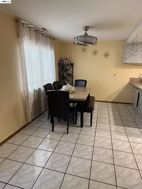 Dining - 578 W 4th St, Tracy, CA 95376 photo 1 of 1