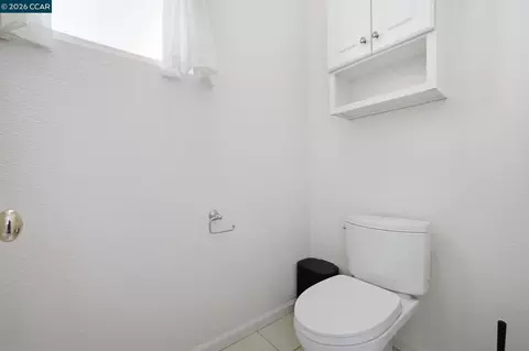 Bath - 2420 Rushcreek Pl, Vallejo, CA 94591 photo 2 of 3