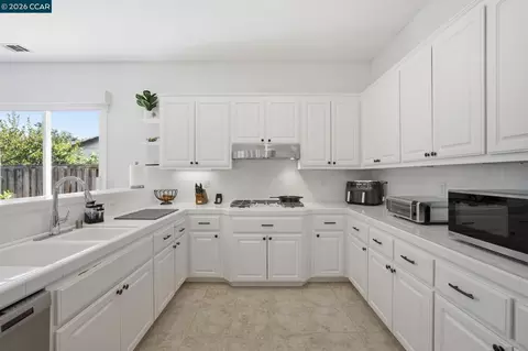 Kitchen - 2420 Rushcreek Pl, Vallejo, CA 94591 photo 2 of 4