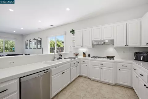 Kitchen - 2420 Rushcreek Pl, Vallejo, CA 94591 photo 3 of 4