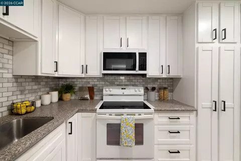 Kitchen - 133 E Trident, Pittsburg, CA 94565 photo 3 of 4