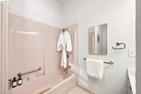 Bath - 201 Beverly Ave, San Leandro, CA 94577 photo 2 of 4