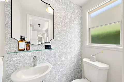 Bath - 201 Beverly Ave, San Leandro, CA 94577 photo 3 of 4