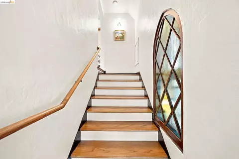 Entry Way - 201 Beverly Ave, San Leandro, CA 94577 photo 1 of 2