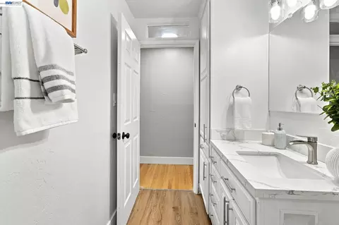 Bath - 554 Beechmont Ln, Hayward, CA 94544 photo 5 of 6