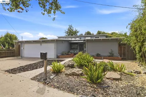 Exterior - 554 Beechmont Ln, Hayward, CA 94544 photo 8 of 14