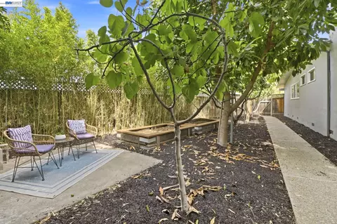 Exterior - 554 Beechmont Ln, Hayward, CA 94544 photo 12 of 14