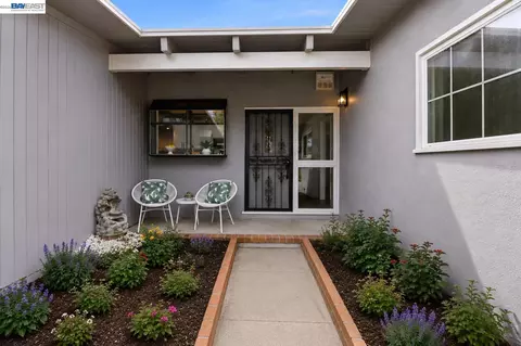 Exterior - 554 Beechmont Ln, Hayward, CA 94544 photo 2 of 14